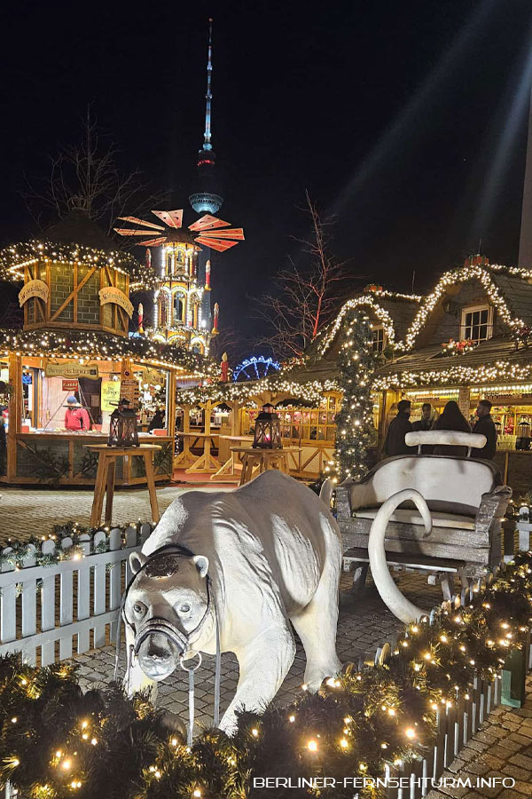 Weihnachten Berliner Fernsehturm, Alexanderplatz Winter, Fernsehturm bei Nacht, Weihnachtsmarkt Berlin, Lichterglanz Berlin, Winterhimmel über Berlin, Glühweinstände Alexanderplatz, Blick auf Fernsehturm und Markt, Weihnachtliche Stimmung Berlin, Turm mit Lichterketten, Eisbahn Rotes Rathaus, Weihnachtsbeleuchtung Berlin, Panorama Berlin Winter, Festliche Stadtansicht, Berlin Advent Abendstimmung